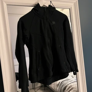 Nike huvtröja - Säljer denna svarta Nike huvtröja. Tror att det är den gamla modellen av Nike tech dam, inga skador och bra skick. Storlek S. 200kr