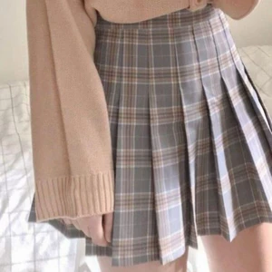 Grå tennisskjol  - Nyköpt kjol som tyvärr var för liten (passade inte över rumpan). Perfekt skick, aldrig använd. Färgen är grå och gul men ser lite mörk ut på bild pga min Samsung kamera. Inbyggda shorts så man slipper ta på sig under. Pris diskuteras. Meddela för fler detaljer (mått mm.) Möts gärna upp ♡ Spårbar frakt 🥰