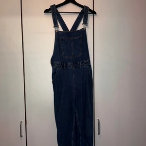 Hängselbyxor - Hängselbyxor med ballong ben. Mörkblå denim i strl 38. Väldigt fint skick, endast använda ett fåtal gånger. 