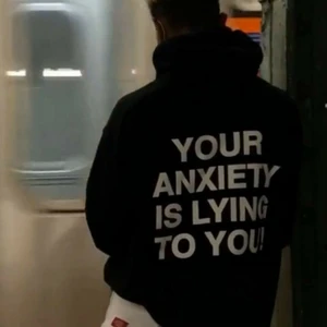 Your anxiety is lying to you hoodie - Your enxiety is lying to you hoodie, finns i svart och navy. I storlekar- s,M, L, XL.  Fri frakt. Pris- 500kr. Gulligt och lätt att styler med andra kläder.  Vid beställning skicka gärna din email så får du order bekräftelse samt postning bekräftelse.