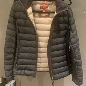 Parajumper geena jacket - Finns en liten reva i ena innerfickan därav priset. Annars i gott skick. 