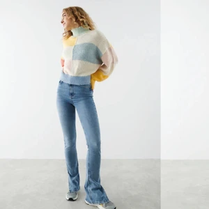 Jeans  - Säljer mina jeans med en slits nere vid byxorna, för fler bilder skriv till mig privat, i storlek xs