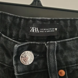 Jeans från Zara  - Snygga ankel jeans från Zara. Stl 34. Lite lösare i modellen.