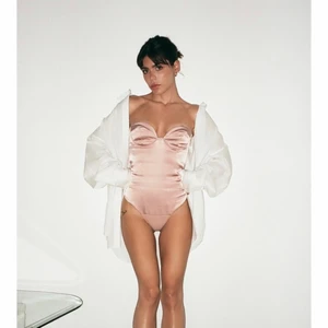 Slutsåld body från zara - Säljer denna body i Bode storlek S och L. Då ingen av storlekarna funkade på mig. De är helt nya och har lappen kvar. 