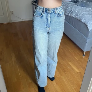 Blå jeans från Gina - Snygga ljusblå jeans från Gina som är ganska använda men ser fortfarande nya ut! Säljer eftersom jag vill uppdatera min garderob😝