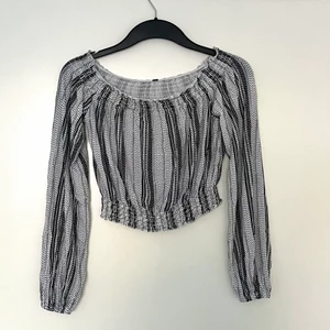Off shoulder magtröja - Toppen är off shoulder och croppad, materialet är även väldigt mjukt! Har använts fåtal gånger tidigare. Ingen retur. Alla plagg som säljs tvättas noga innan leverans! Det är bara att skriva om du har några frågor! <3