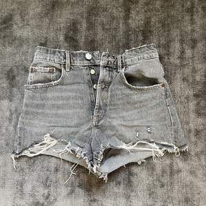 Säljer mina gråa jeansshorts som är köptes inför förra sommaren. Shortsen är supertrendiga i sommar har ursnygg tvätt.❤️❤️ 