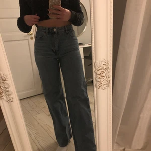 Vida jeans  - Blå jeans i storlek 25 från monki. Använt endast 1 gång då dom sitter lite för tight.
