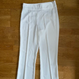 Högmidjade vita kostymbyxor - Dragkedja i sidan. Från Gina Tricot.
