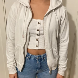 Vit tjocktröja från H&M - En vit tjocktröja med dragkedja från H&M som inte kommer till användning längre, bra skick.