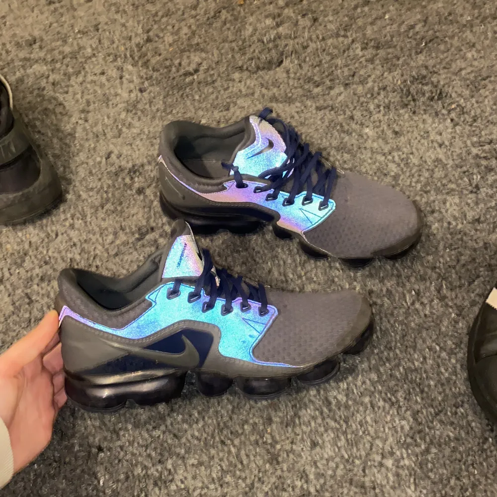 säljer mina vapormax limited edition, köpta i oslo JD, kommer inte till användning . Skor.