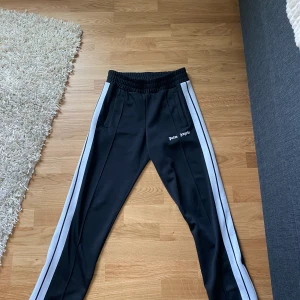 Palm Angels Byxor - Hej Jag säljer mina svarta Palm Angels i storlek S eftersom jag inte använder dom längre. Äkta såklart. Knappt använda och inga skador. För närmare bilder skriv privat. Priset kan diskuteras vid snabb affär. Fraktas eller mötas i Helsingborg.