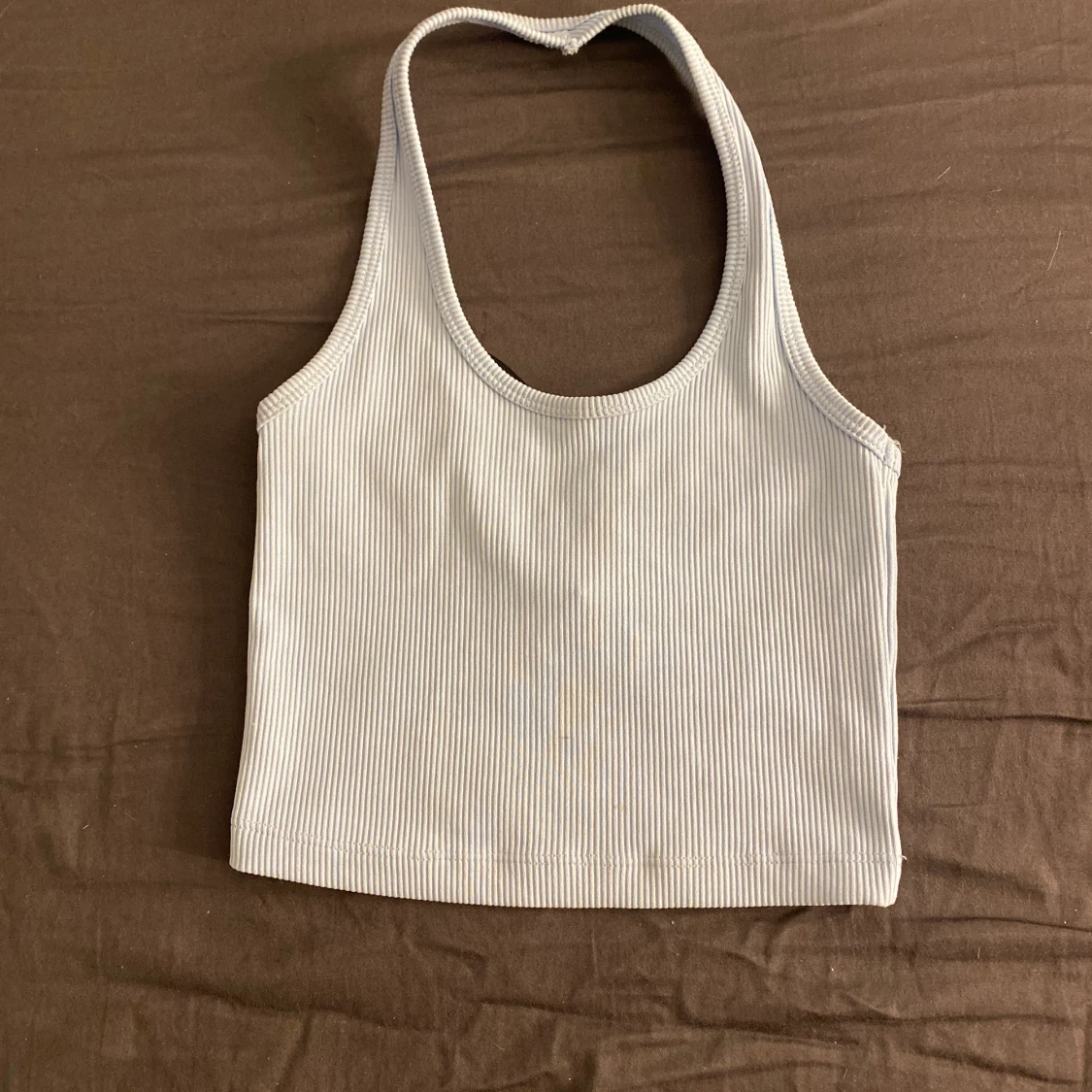 blå topp som man har runt halsen