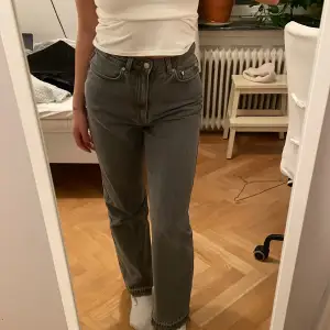 Jeans från weekday i modellen rowe