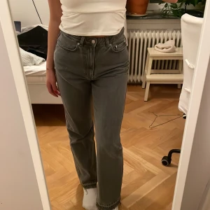 Grå rowe jeans  - Jeans från weekday i modellen rowe