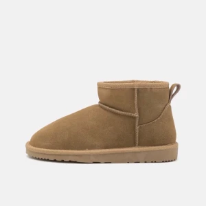 Uggs - Säljer dessa uggsliknande skorna. Verkligen så mysiga. Använd ett fåtal gånger så inga defekter alls 🌻🌻