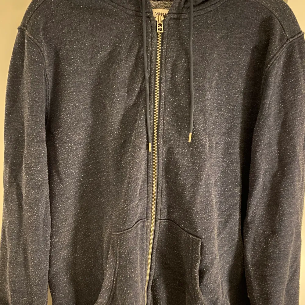 Mörkblå zip-up hoodie. Vet ej vart den är i från då jag haft den i flera år. Säljer den då den typ aldrig kommit till användning. . Tröjor & Koftor.