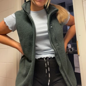 FleeceVäst 💚 XS/S - Endast använt få gånger, i fint skick! I strl XS men är rätt stor så passar även S. 