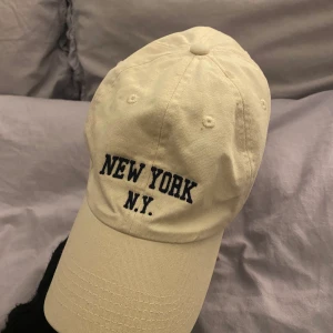 Keps  - Säljer denna keps från brandy Melville. Jättefint skick bara en liten fläck på toppen (som säkert går att tvätta bort). Använd typ en gång. Säljer för 175kr. Använd gärna köp nu funktionen. 