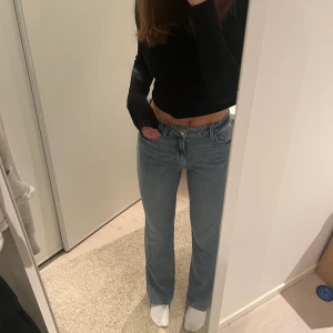 Jeans - Så fina jeans med slits från hm. Helt oanvända (prislapp sitter fortfarande på) och passar mig som är 175cm! Köpta för 399kr i slutet av sommaren. 