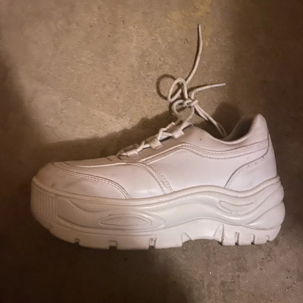 Vita skor, storleken är 40, de är ifrån VOX och de är knappt använda. Priset kan diskuteras. . Skor.