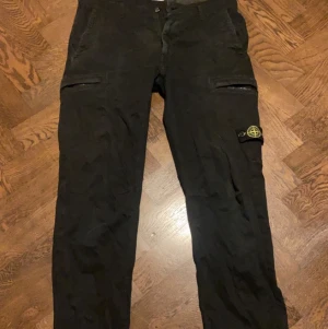  stone island junior byxor -  här säljer jag mina stone island byxor som tyvär kan ej användas längre. 100% äkta, dm för fler bilder. Köparen står för frakten Defekter: ett litet hål i en av fickorna som inte ens syns