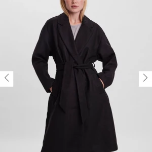 Kappa - Säljer denna fina kappa köpt på Vera moda! Skicket är bra och inga speciella defekter, ganska noppig.. ny pris 600