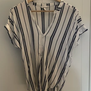 Randig blus  - Randig blus från HM. Strl 42 enligt lappen, men jag skulle säga att den är väldigt liten i storlek och passar en strl S bättre.