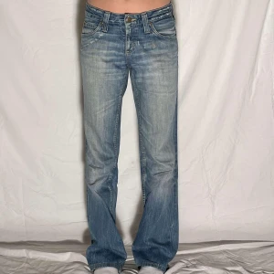 Lowwaist jeans - KONTAKTA INSTAGRAM @lwjeans.uf VID INTRESSE Jeans 009❤️‍🔥 Märke: Lee Storlek: Unknown Midjemått: 80 cm Innerbenslängd: 79 cm  Modellen är W26 EUR34 och 160 cm lång