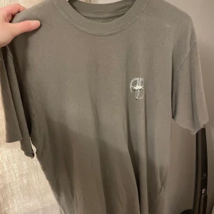 ANINE BING TSHIRT - Så snygg tshirt från Anine bing! Köpt för ca 1.100kr. Köpare står för frakt 💗