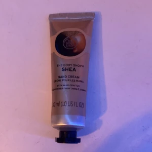 Handkräm shea - Handkräm köpt från the body shop säljer för 25 kr pris kan diskuteras. Köpt för 50 kronor men har inte kommit till användning då jag fick en likadan i en julkalender.