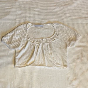 Kofta - Gullig liten vit kofta. Storlek L i barnstorlek så skulle säga XS-S