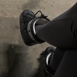 Moonboots - Säljer mina svartvita moonboots i strl 36/38 och passar mig super som har strl 38,5. Använt skick. Dm för fler bilder! Nypris 1200kr.  Säljer för ca 500kr. Pris kan diskuteras ❤️ Köparen står för frakt. 