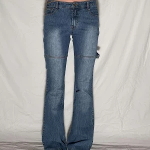 Lowwaist jeans - KONTAKTA INSTAGRAM @lwjeans.uf VID INTRESSE Jeans 017❤️‍🔥 Märke: Tmengbao Storlek: EUR40 Midjemått: 76 cm Innerbenslängd: 83 cm  Modellen är W28 EUR36 och 169cm lång