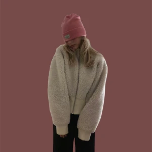 weekday jacka - den gosigaste jackan från Weekday. vit/beige. använt skick men fotfarande fin, inga defekter. storlek XS men passar S också. finns inte att köpa på weekday längre!