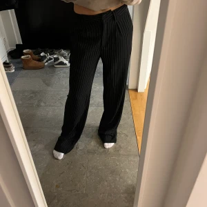 Kostymbyxor nakd - Svarta kostymbyxor med vita ränder