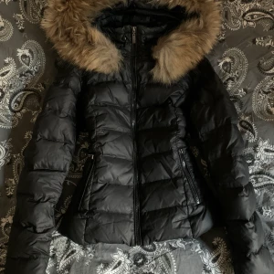 Fin dunjacka från rock&blue äkta päls Använd ett fåtal gånger.  - Fin dunjacka från rock&blue i gott skick äkta päls