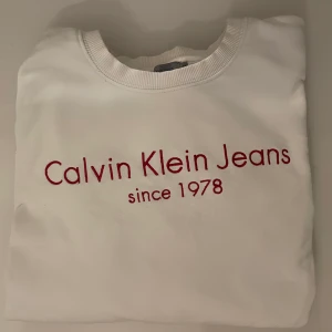 Äkta calvin klein tröja - En lång ärmad tröja. Super fint skickt, köpt för länge sedan men har bara använts 3-4 gånger. Ser så gott som ny ut, säljer pga för liten. Pris kan diskuteras.