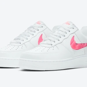 Air force 1  - Säljer mina begagnade Air force 1 limiter edition alla hjärtans dag. Säljer pågrund dem har blivit försmå och inte använda så ofta. Skicka för fler bilder, köpta för 1300kr