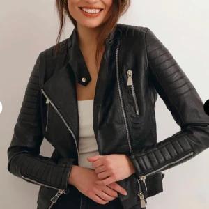 Skinnjacka  - Säljer denna snygga skinnjacka från chiquelle pga att den inte går åt användning. Ordinarie pris 799kr, säljs för 220kr