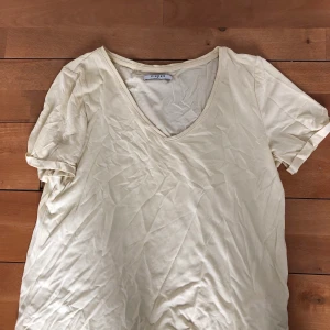 Gul t-shirt - Gul t-shirt, använd. Frakt tillkommer på 40kr.