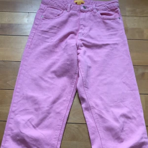 Rosa jeans - Rosa jeans från Gina. Skriv för fler bilder. Passar någon som är 165-170  cm ungefär. frakt tillkommer på 60kr!