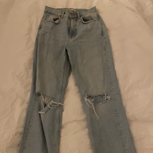Jeans - Säljer mina blåa jeans från ginatricot i Stl 34 då dom inte passar mig längre, kom privat för mer info💗