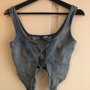 Blå jeans väst storlek XXS - Blå jeans väst med snörning i storlek xxs, passar för storlek xxs-m💕pris kan diskuteras! Möts i Stockholm, tar Swish och kontant 