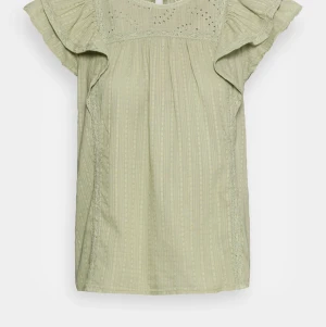 Blus - Säljer den sjukt fina blus, den är så himla fin och söt passar till alla olika färger och nyanser! 