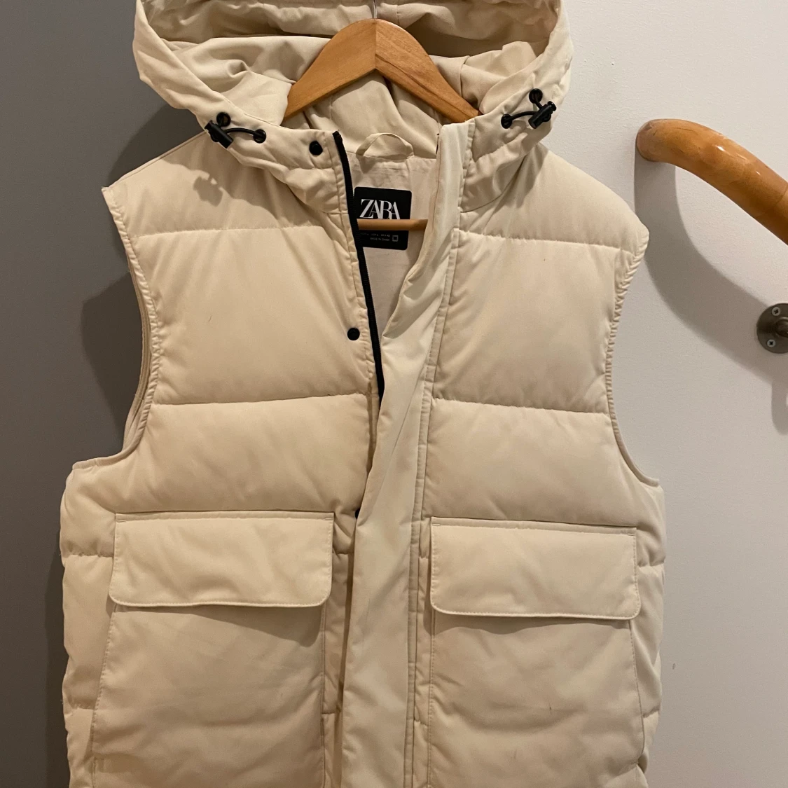 Zara puffer väst med luva 