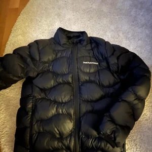 Peak performance helium jacka - Peak performance jacka! Köpt på kids brand store. Helium jacka. Bra skick osv, däremot har den slitit sig inuti jackan men det kan man sy, syns inte heller. d: 6-18 ggr ungfär. Använder inte längre💘  