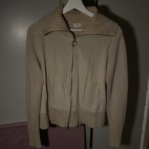 Tjock kofta - En ljus rosa/beige tröja med dragkedja. Super vacker och varm och är i topp skick! 