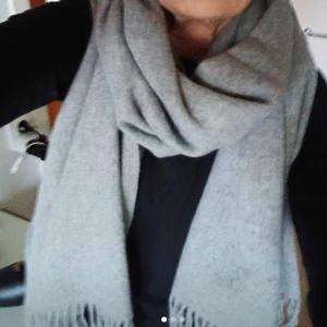 Ljusgrå stor halsduk i 100% mjuk ull - Mjuk härlig halsduk 196 x 68 cm ljusgrå 100% ull.