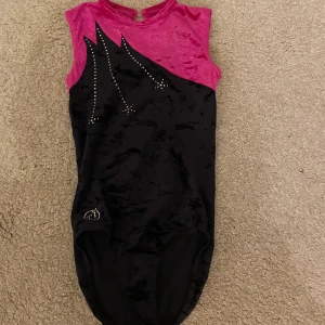 Gymnastikdräkt  - Jag säljer en Gymnastikdräkt i storlek 164. Använd fåtal gånger men köpte av en annan så den är begagnad sen innan💘
